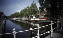 852282 Gezicht op de Leidsche Rijn te Utrecht, vanaf de J.P. Coenbrug, met rechts de woonboot Ora et Labora en de ...